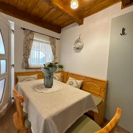 Dom wakacyjny Niki Toparti Piheno